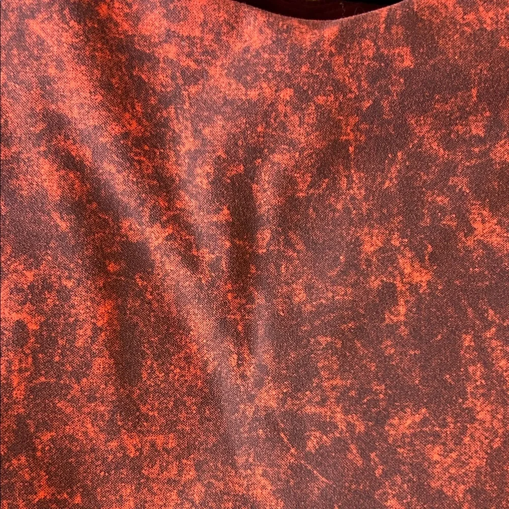 Lululemon EUC Red and Black Patterned Crop Top size 10.